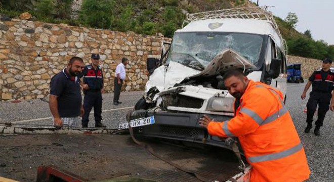 İşçileri taşıyan minibüs ile TIR çarpıştı: 14 yaralı