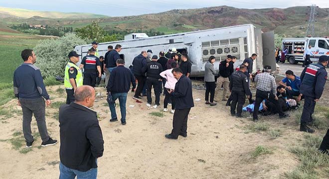 İşçileri taşıyan otobüs devrildi: 3'ü ağır 18 yaralı