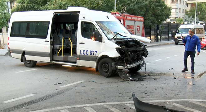 İşçileri taşıyan iki servis minibüsü çarpıştı; 1 yaralı