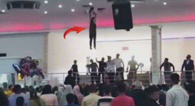 İşçinin asma tavandan düğün salonuna düşmesi kamerada