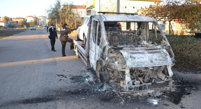 İşe gitmek için evden çıktı, aracının yandığını gördü