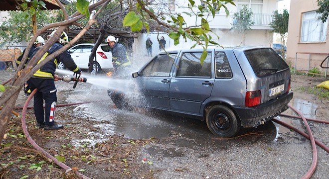 İşe gitmek istediği otomobili yandı