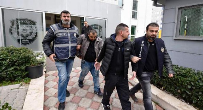 İşhanını, çişini yaparken attığı sigara yakmış