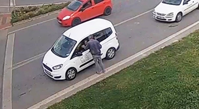 Işıklarda sürücülere eldiven satarken yakalandı