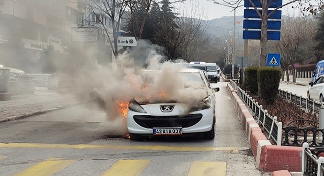 Işıkta beklerken otomobili yandı