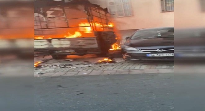 Isınalım derken 3 aracı ateşe verdiler