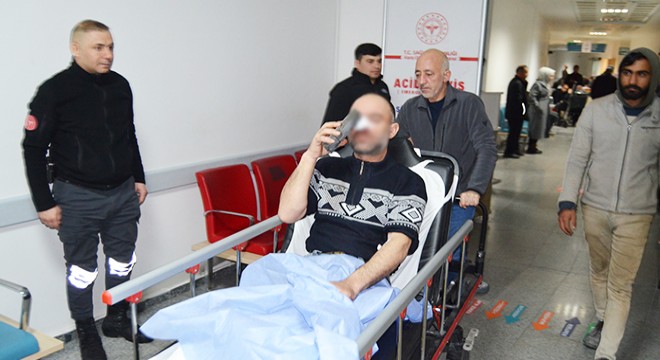 Isınmak için yaktıkları ateşe tiner döken işçi yaralandı
