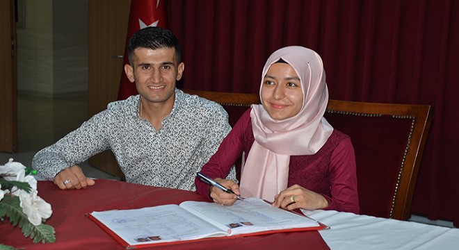İşitme engelli çift işaret diliyle 'evet' dedi