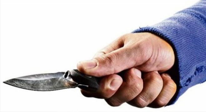 İskambil oynadığı arkadaşını bıçakladı