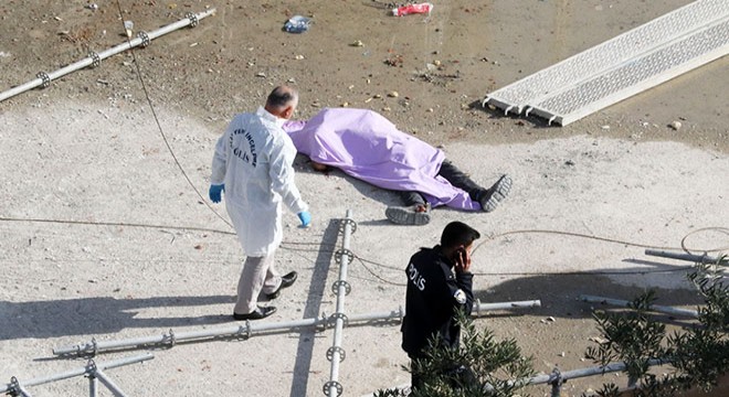 İskele sökümü yaparken 8'inci kattan düşüp öldü