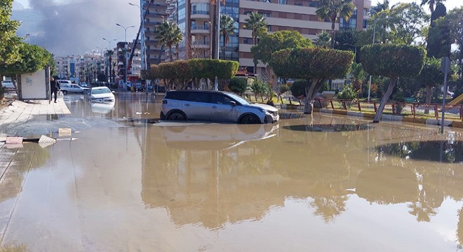 İskenderun sahilini basan deniz suyu çekildi