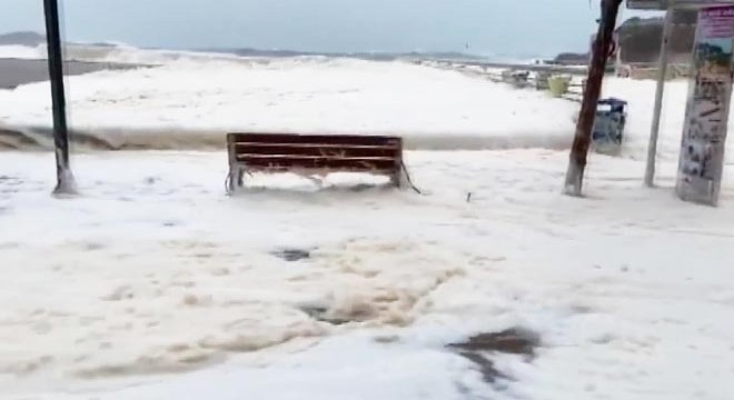 İspanya’da bir şehri deniz köpüğü bastı