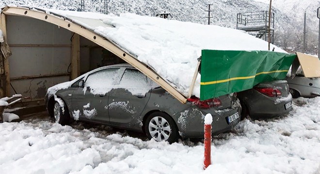 Isparta da 5 otomobilde kar hasarı