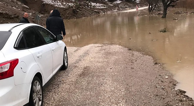 Isparta da gölet taştı yol trafiğe kapandı