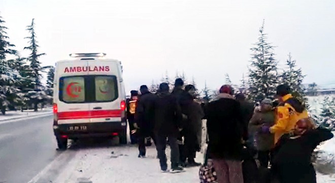 Isparta da işçileri taşıyan otobüs devrildi; 11 yaralı