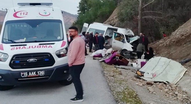 Isparta da minibüs ağaca çarptı: 1’i ağır, 4 yaralı