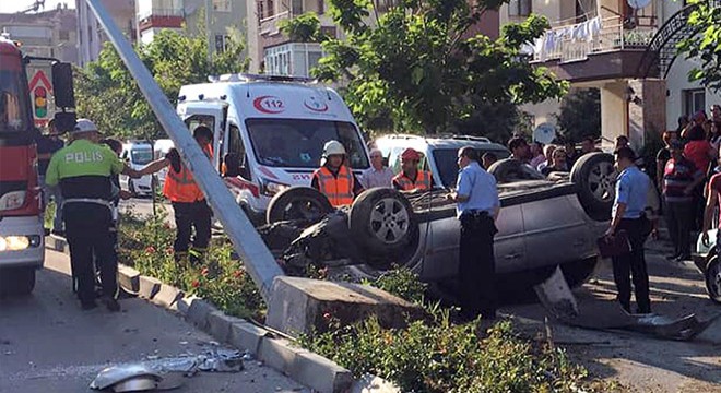 Isparta da otomobil direğe çarptı, ters döndü