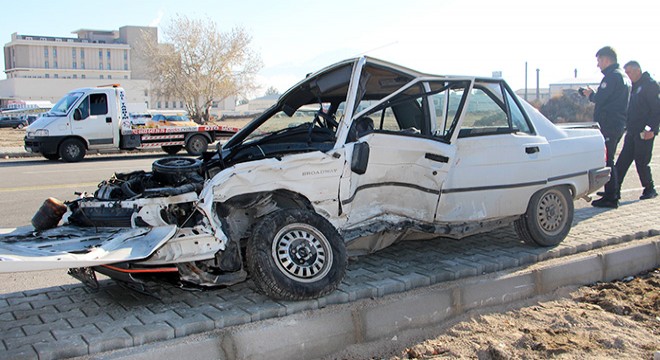 Isparta da otomobiller çarpıştı: 4 yaralı