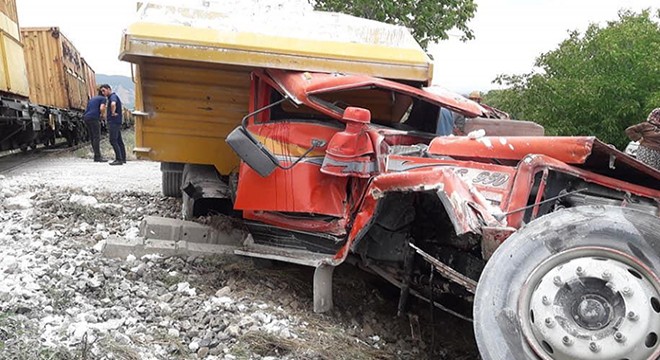 Isparta da yük treni kamyona çarptı: 1 yaralı