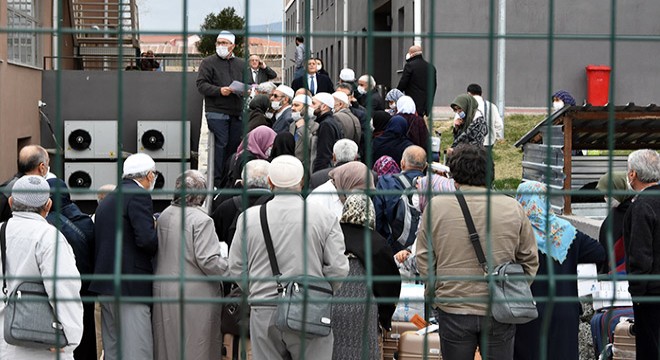 Isparta daki umreciler test sonucunu bekliyor