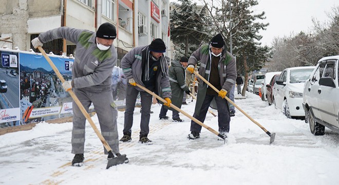 Isparta güne karla uyandı