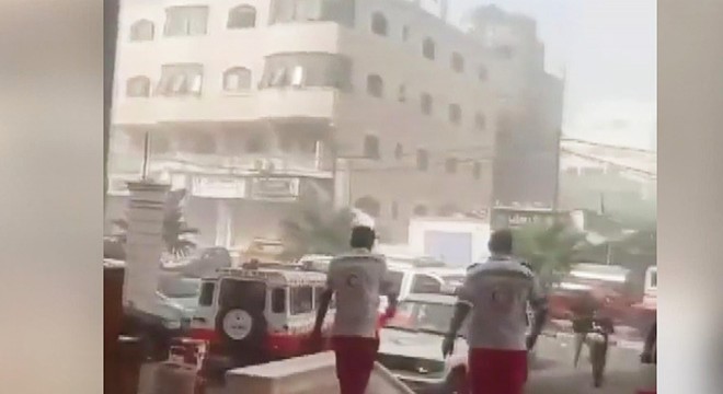İsrail, ICRC heyetinin ziyareti sırasında hastane yakınlarını bombaladı