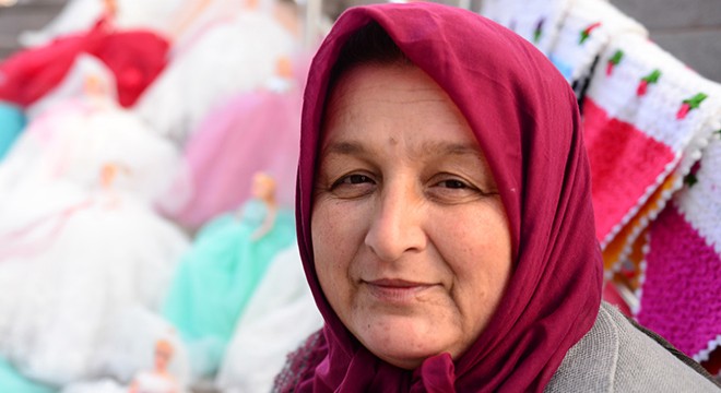 İşsiz kalınca sokakta oyuncak gelin satmaya başladı