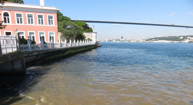 İstanbul Boğazı kahverengi oldu