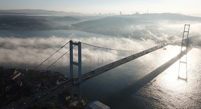 İstanbul Boğazı'na çöken sis havadan görüntülendi