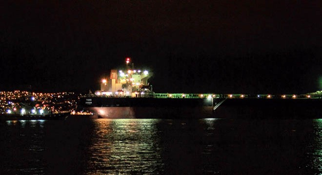 İstanbul Boğazı'nda dümeni kitlenen gemi kıyıya çekildi