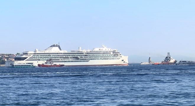 İstanbul Boğazı'ndan dev keşif gemisi geçti