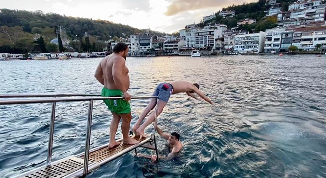 İstanbul Boğazı'nın buz gibi suyuna girip kulaç attılar
