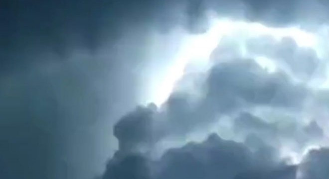 İstanbul'da 'elektrik fırtınası' gökyüzünü aydınlattı