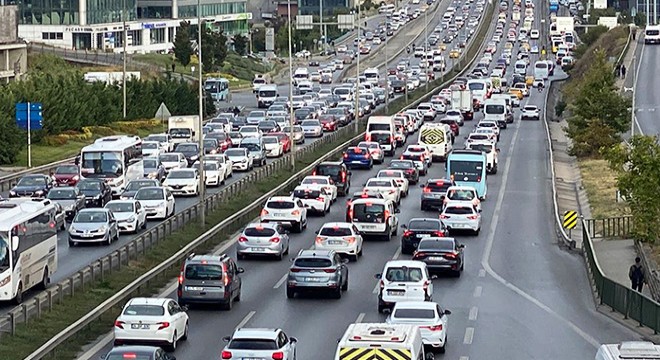 İstanbul'da haftanın ilk gününde trafik yoğunluğu oluştu