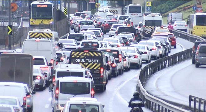İstanbul'da iş çıkış saatlerinde trafik yoğunluğu