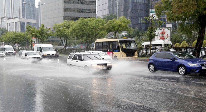 İstanbul'da sağanak trafiği olumsuz etkiledi