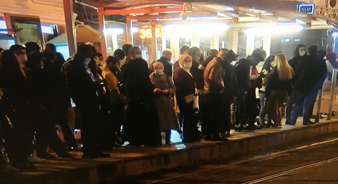 İstanbul'da tramvaylarda korkutan kalabalık