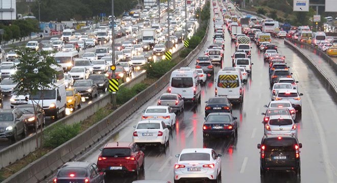 İstanbul'da yağmur yağdı; trafik yüzde 69'a ulaştı