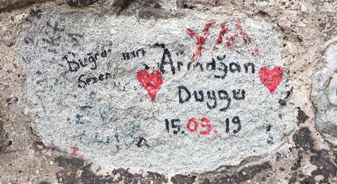 İstanbul'un simgesi Galata Kulesi'nde tepki çeken yazılar