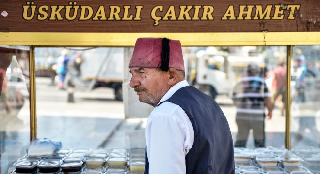 İstanbul'un son kabadayısı naralarını tatlıları için atıyor
