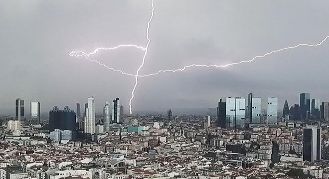 İstanbul üzerinde şimşeklerin dansı
