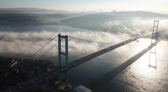 İstanbul Boğazı na çöken sis havadan görüntülendi