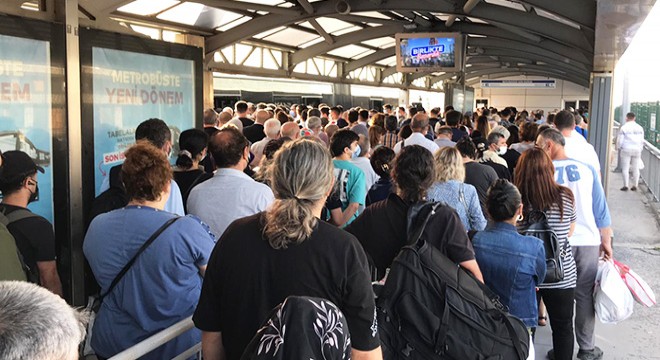 İstanbul da erken saatlerde trafik yoğunluğu