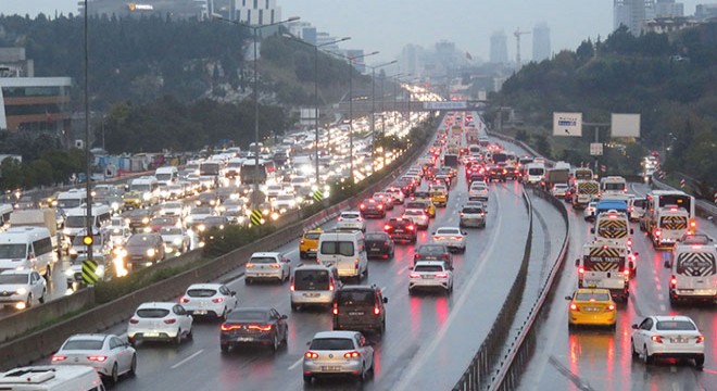 İstanbul da haftanın ilk iş gününde trafik yoğunluğu