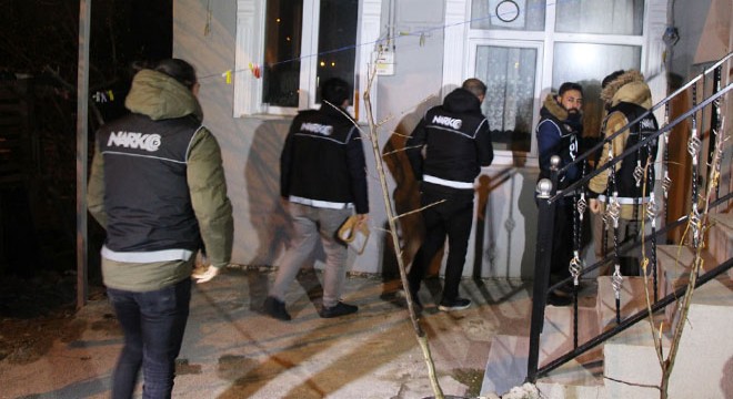 İstanbul da sokak satıcılarına uyuşturucu operasyonu