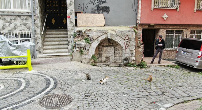 İstanbul da tarihi çeşme üstünde bina...