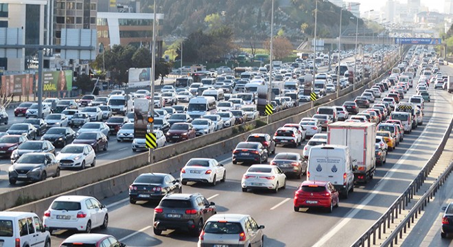 İstanbul da trafik yoğunluğu başladı