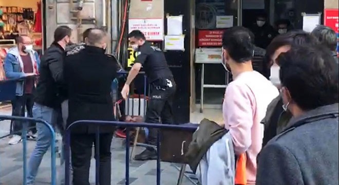 İstiklal Caddesi'nde sosyal mesafe kavgası kamerada
