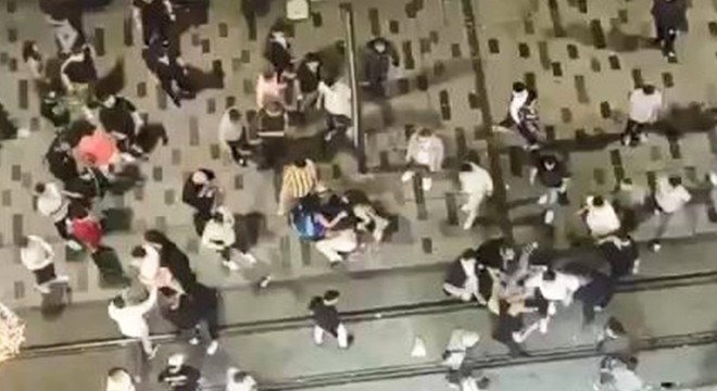 İstiklal Caddesi'nde tekme tokat kavga ettiler
