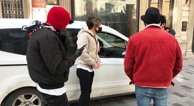 İstiklal Caddesi'nde tokalaşan 3 kişiye para cezası